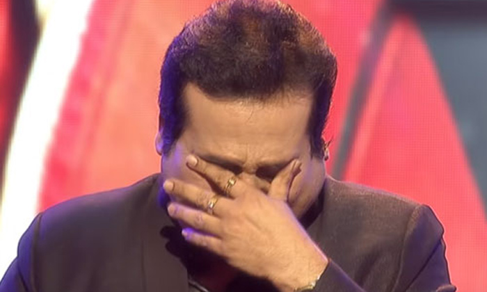  Singer Mano Cries On Stage, Singer Mano, Akka Evare Athagadu, Sudheer, Rashmi, B-TeluguStop.com