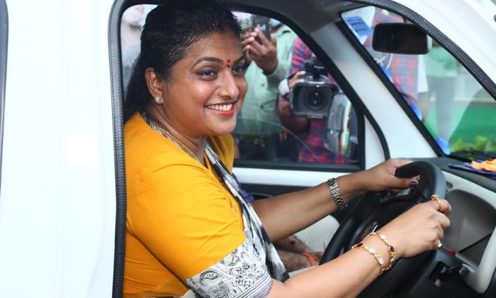  Zee Entertainment Donates 10 Ambulances, 4,000 Ppe Kits To Andhra Pradesh-TeluguStop.com