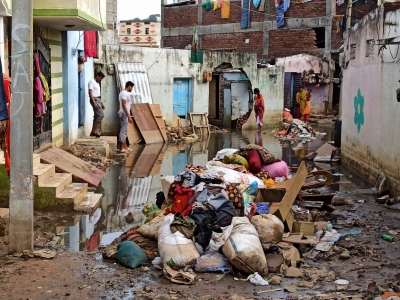  Hyderabad Floods Cause Untold Misery To Many Families-TeluguStop.com