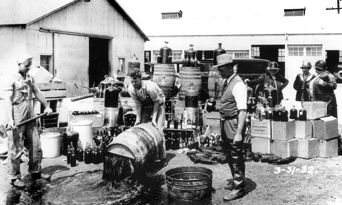  Long Ago Liquor Ban Refletes Tragedy In America  America, 1920 Liquor Ban, Paint-TeluguStop.com