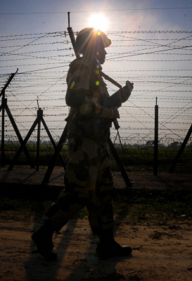  Pakistan Continues Ceasefire Violation On Loc In J&k-TeluguStop.com