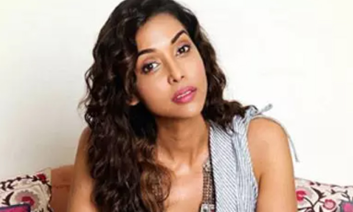 Telugu Actressanupriya, Ahsram, Anupriya Goenka, Anupriyagoenka, Age, Misbheve,