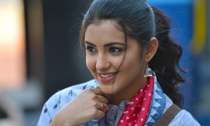  Heroine Malavika Sharma Says She Loves Doing Petty Thefts, Red Movie Heroine, M-TeluguStop.com