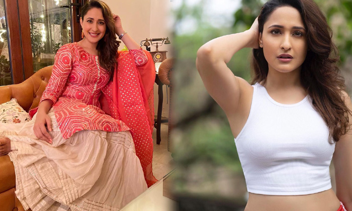 Glamorous Actress Pragya Jaiswal Cute Candid Clicks-telugu Actress Photos Glamorous Actress Pragya Jaiswal Cute Candid C High Resolution Photo