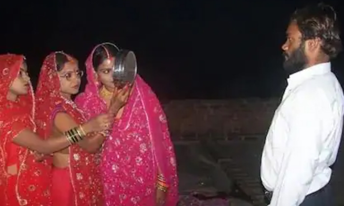  Three Uttar Pradesh Sisters Married One Man , Uttar Pradesh Sisters ,marriage ,-TeluguStop.com