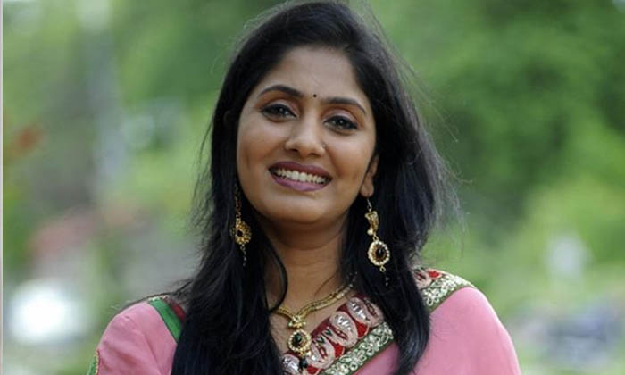  Tollywood Veteran Anchor Jhansi About Her Divorce And Cine Career,  Jhansi, Toll-TeluguStop.com