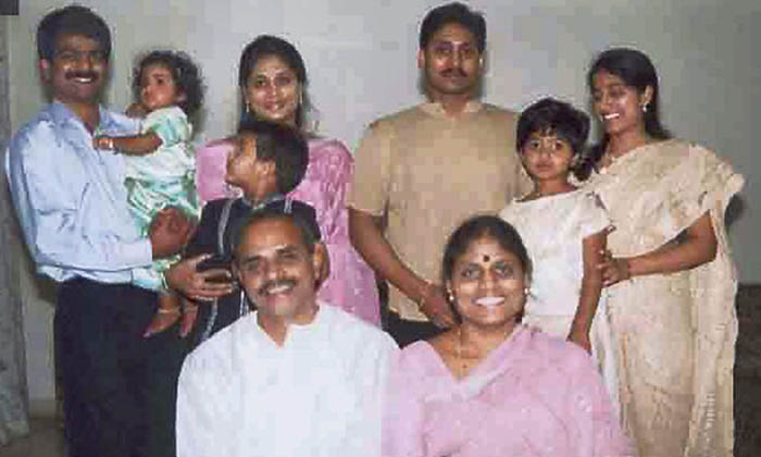 Andhra Pradesh Chief Minister Ys Jagan Mohan Reddy Childhood Photos Viral, Ys Ja-TeluguStop.com