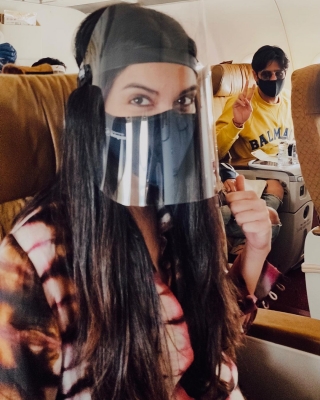  Diana Penty Posts Pics Of Flying In The Time Of Covid-TeluguStop.com