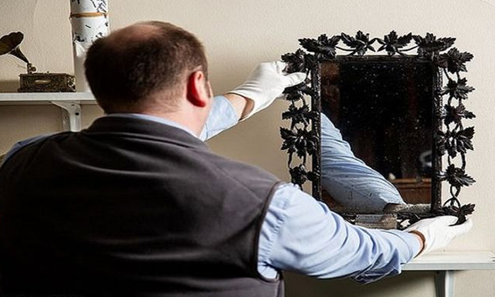  Family Stunned To Learn That Their Bath Room Mirror Once Belonged To Marie Antoi-TeluguStop.com