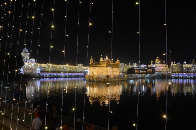  Golden Temple Lights Up, But Fireworks Restrained-TeluguStop.com