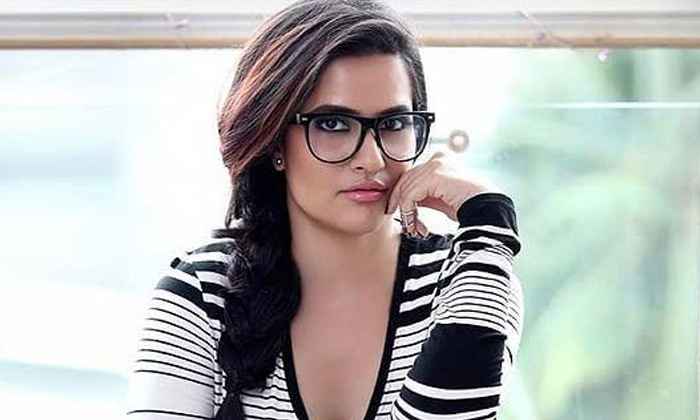  Singer Sona Mohapatra Recalls Harassments In Her College Days, Singer Sona Mohap-TeluguStop.com