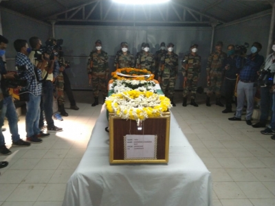  Thousands Bid Farewell To Assam Braveheart Martyred In J&k-TeluguStop.com