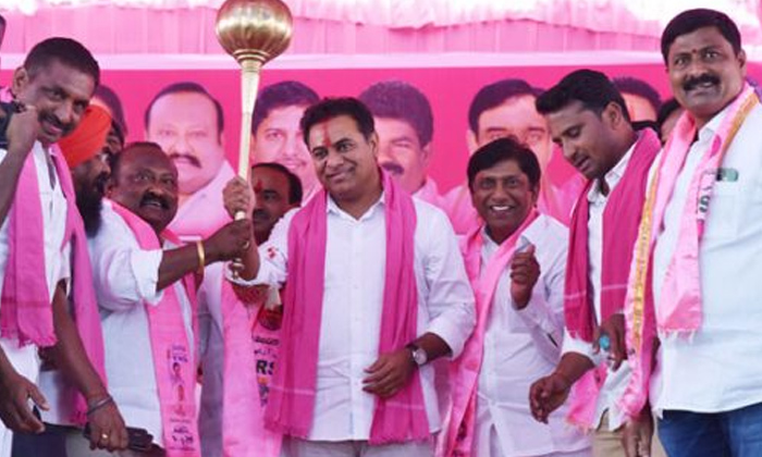  Trs Party Silence In Old City,bjp,trs,ghmc Elections,no Campaigning, Aim Party,-TeluguStop.com