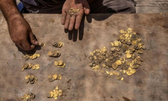  Villagers Find 2000-year-old Coins In Up, Uttar Pradesh, Mohammadabad Gohna Tehs-TeluguStop.com