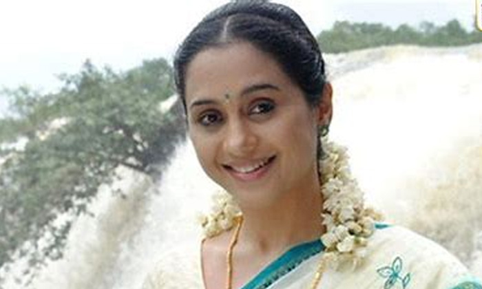  Actress Devayani Turns Privet School Teacher, Devayani Daughters, Iniya And, P-TeluguStop.com