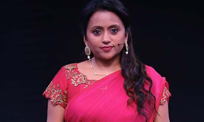  Anchor Suma Asked Fan To Send Thousand Rupees, Social Media, Anchor Suma, Suma K-TeluguStop.com