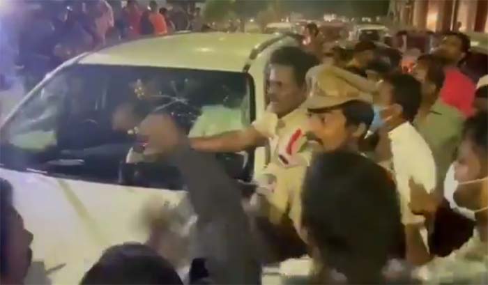  Attack On Bandi Sanjay: Hyderabad Police Booked A Case-TeluguStop.com