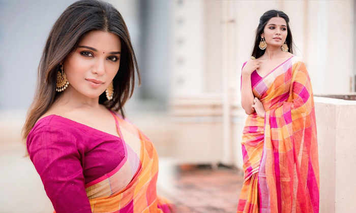 Bollywood Actress Aathmika Traditional Attire And Glamorous Images-telugu Actress Photos Bollywood Actress Aathmika Trad High Resolution Photo