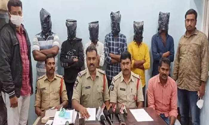  Men Arrested In Vijayawada For Women Harassments, Vijayawada, Crime News, Men Ar-TeluguStop.com