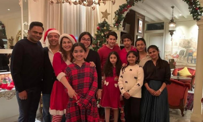  Pic Talk: Mahesh Celebrates Christmas With His Close Friends-TeluguStop.com