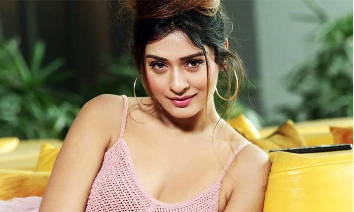  Rx100 Beauty Payal Rajput Sensational Comments On Social Media Using, Payal Rajp-TeluguStop.com