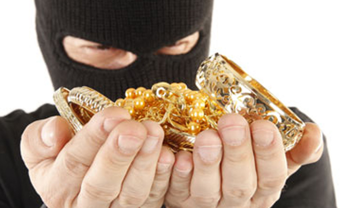  Old Women, Gold Ornaments Robbed,rs 5000,hyderabed,maruthi Nagar-TeluguStop.com