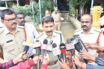  Chittoor Police Arrest Two, Seize 1k Karnataka Liquor Bottles-TeluguStop.com