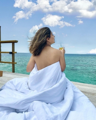  Hina Khan Flaunts ‘sexy Back’ From Maldivian Vacation-TeluguStop.com