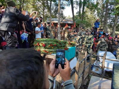  Hundreds Bid Farewell To Manipur Braveheart Martyred In J&k-TeluguStop.com