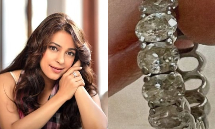  Juhi Chawla Lost Her Precious Jewelry At Mumbai Airport, Asks For Help On Twitte-TeluguStop.com
