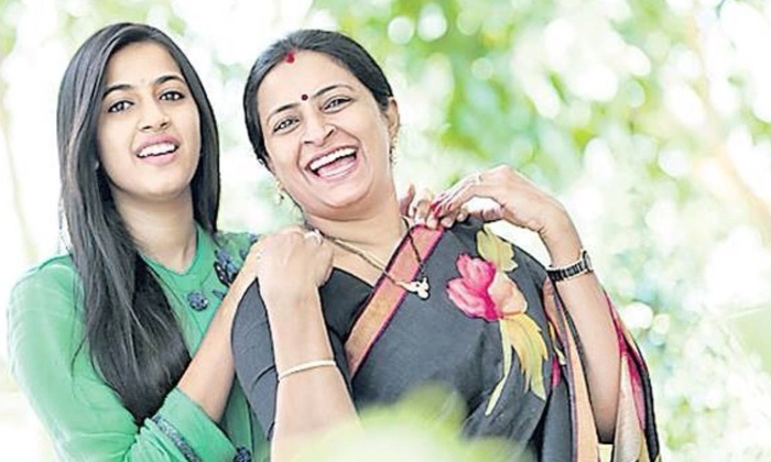  Niharika Konidela Mother Commets  About Her Daugher,nagababu,varun Tej,chaitanya-TeluguStop.com