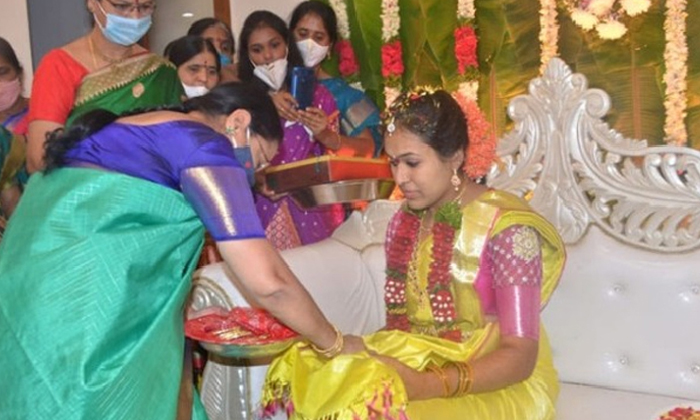  Kcr Wife Shobha Gifted To Necklece To Prathyusha,charan Reddy,christmas,shobha,k-TeluguStop.com