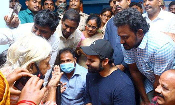  Sai Dharam Tej Visits Amma Prema Adarana Seva Samastha Old Age Home In Vijayawad-TeluguStop.com