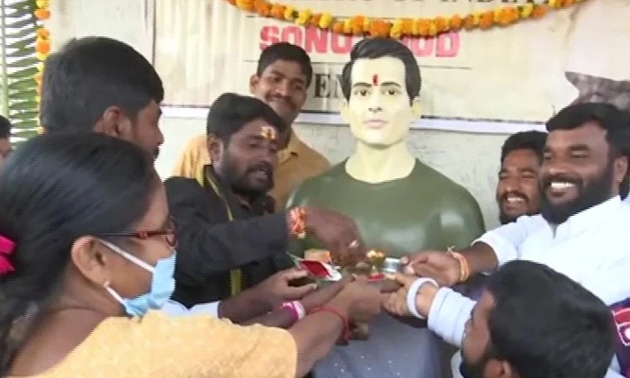  Sonu Sood Fan Built A Temple On His Name.-TeluguStop.com