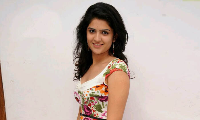  Telugu Heroine Deeksha Seth Movie Offers And Career Collapse News, Deeksha Seth,-TeluguStop.com