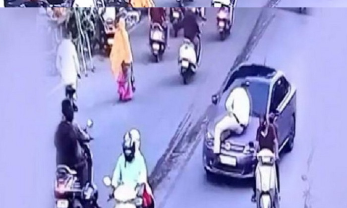  Traffic Police, Car, Nagpur, 500 Meters, Viral Video, Social Media, Car Driver O-TeluguStop.com