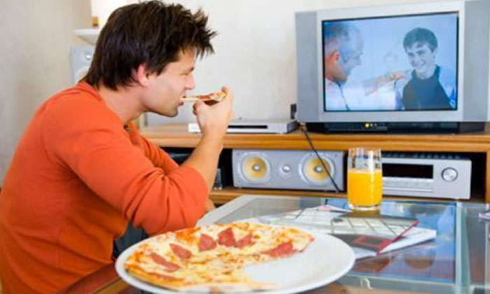  Eating While Watching Tv But Find Out Right Away, Watching Tv, Eating, Multitask-TeluguStop.com