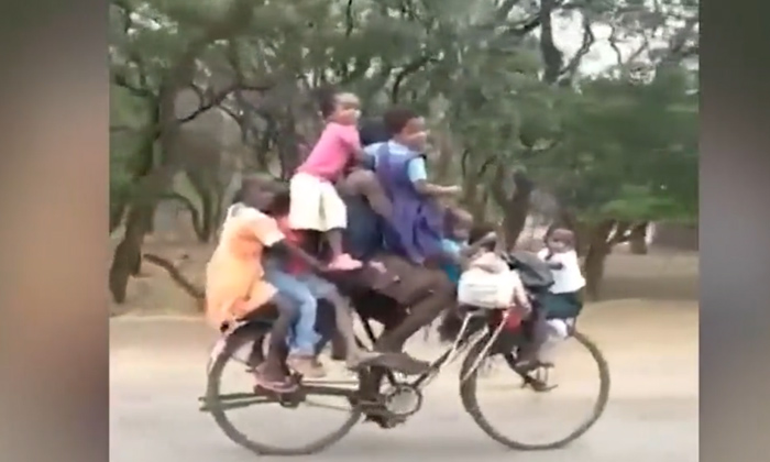  Viral Video Ten People On Bicycle, Bicycle,children, Man Rides Bicycle With 10 C-TeluguStop.com