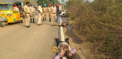  2 Dead As Car Crashes In Andhra-TeluguStop.com