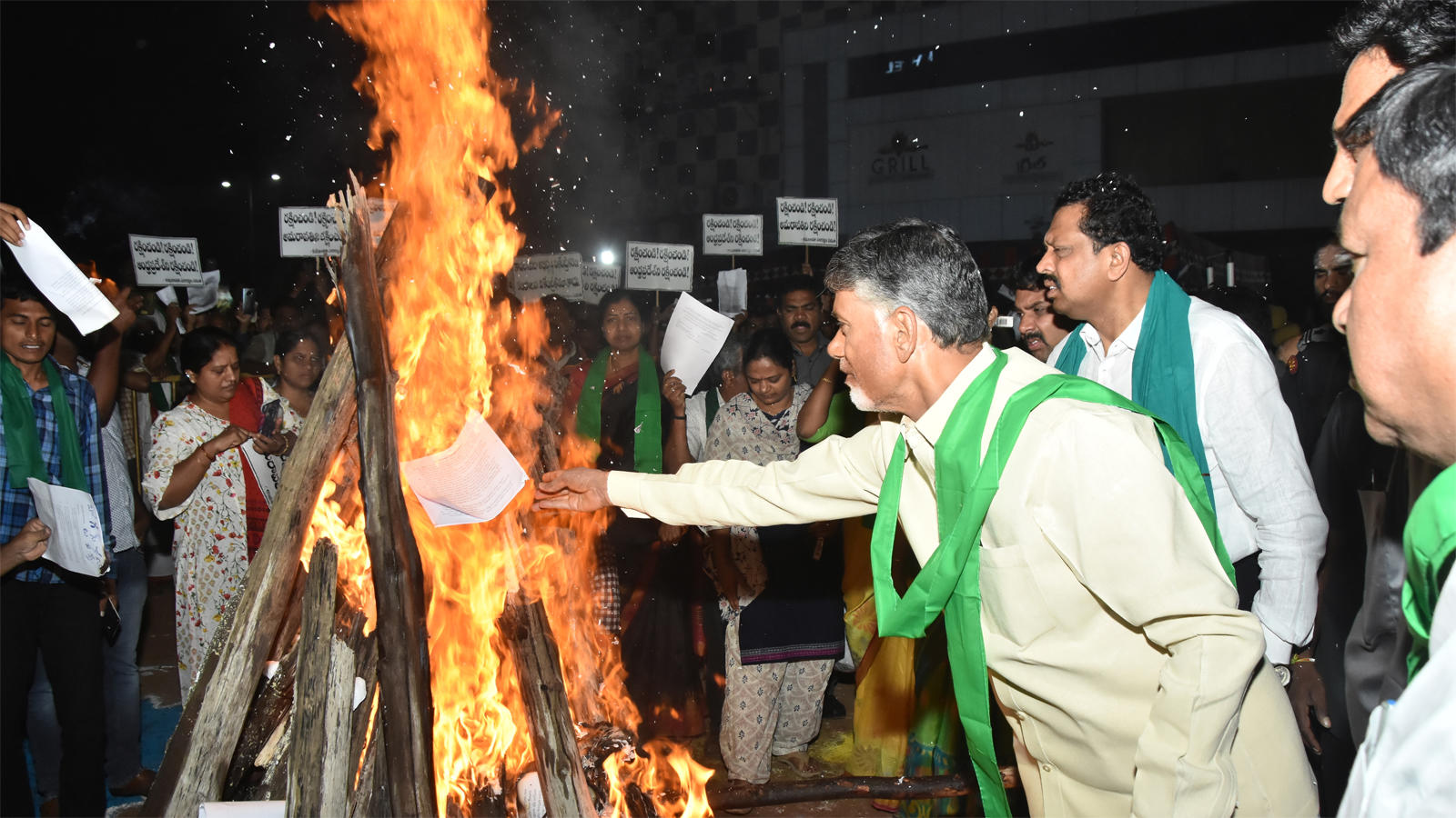  Chandababu Burns Ys Jagan Reports In Bhogi Mantalu, Tdp,chandrababu,jagan,devine-TeluguStop.com