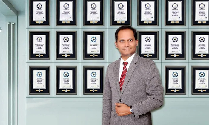  Indian Expat In Uae Bags 19th Guinness Record With Giant Greeting Card, Guinness-TeluguStop.com