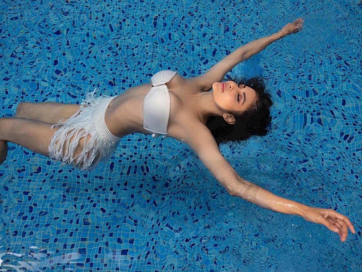  Bollywood Actress Mouni Roy Shares Stunning Hot Bikini Picture.-TeluguStop.com