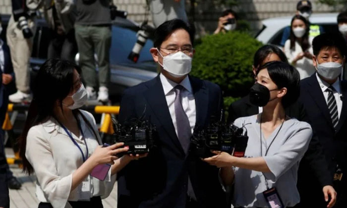  Samsung Vice Chairman Jailed For Two And Half Years,  Samsung Chief, Corruption,-TeluguStop.com