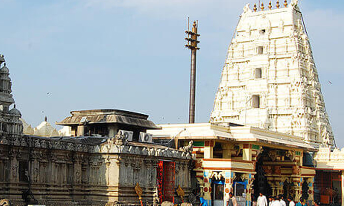  Reason Behind Lamp Lightening From 400 Years, 400 Years, Temple Lasting, Lamp Be-TeluguStop.com