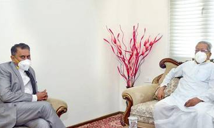  Nimmagadda Ramesh Kumar Meet Governor At Raj Bhavan-ap Poltics-nimmagadda Rames-TeluguStop.com