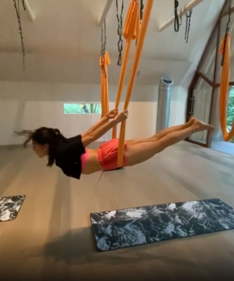  Sara Ali Khan Aces Aerial Yoga-TeluguStop.com