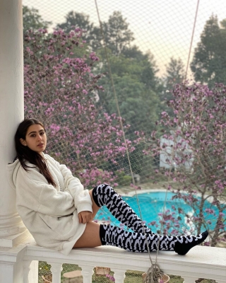  Sara Ali Khan Shares A Dash Of ‘sweater Days And Winter Haze’-TeluguStop.com