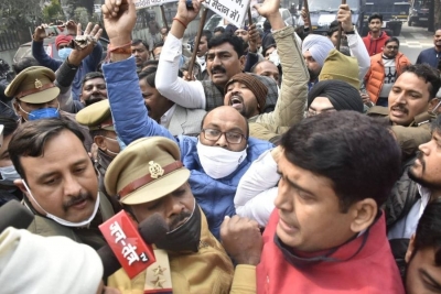  Upcc Chief, Party Men Detained While Marching To Raj Bhawan-TeluguStop.com