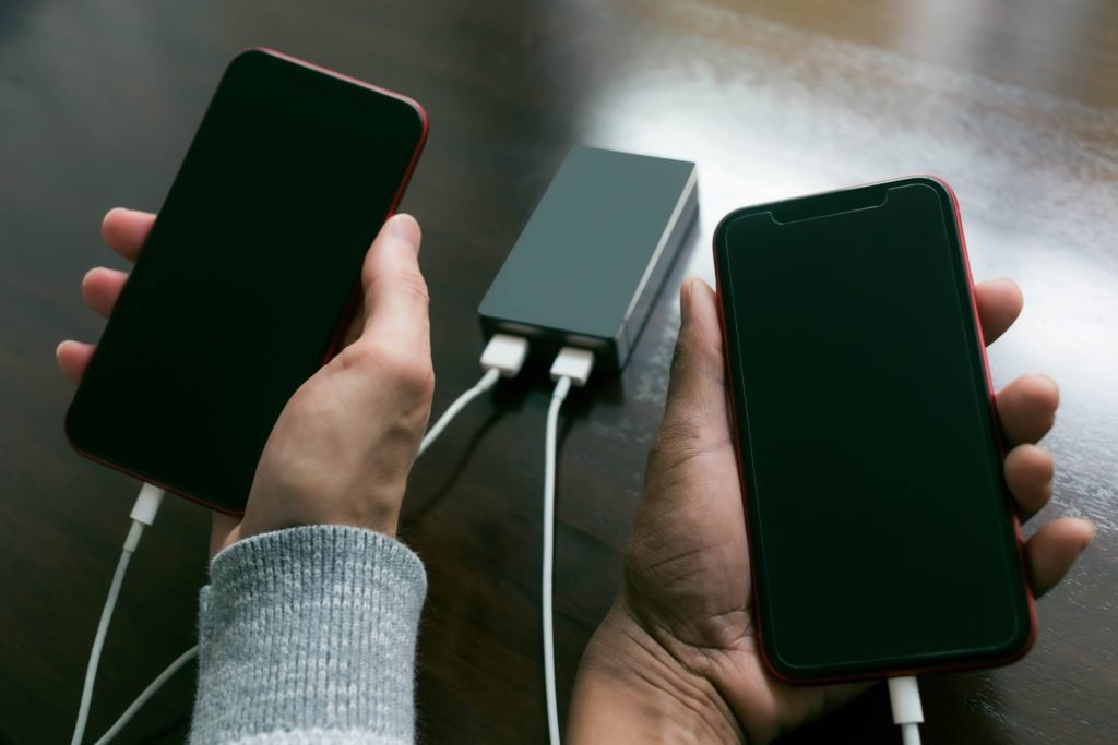  Using, Another, Mobile Charger, Kills, Battery Life Time-TeluguStop.com