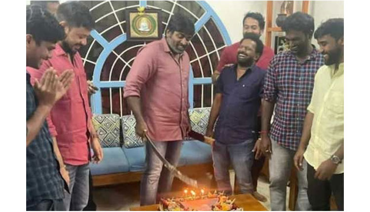  Vijay Sethupathi Birthday Celebration Become Controversy, Become Controversy, Bi-TeluguStop.com